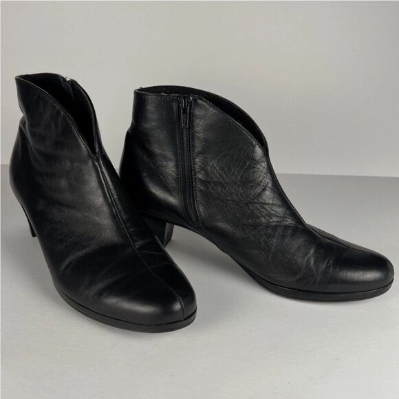 MUNRO Sz 8.5N Robyn Black Leather Booties Side Zip Low Heel Ankle Boots - Picture 2 of 8